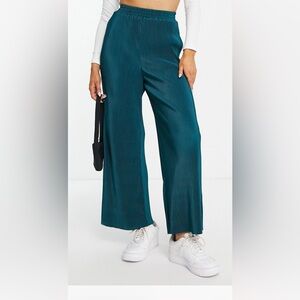 SO COMFY. Really good summer pants. Urban Revivo pants from ASOS